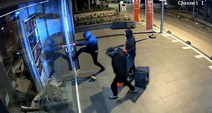 Kadıköy’de dakikalar içerisinde 2 buçuk milyonluk mücevher hırsızlığı kamerada