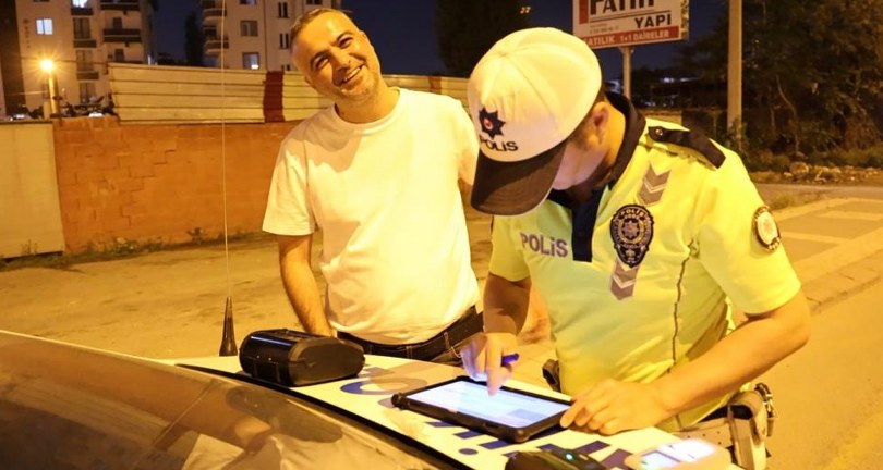 3. kez alkollü yakalanan sürücü, gülerek “İnsanlık hali” dedi