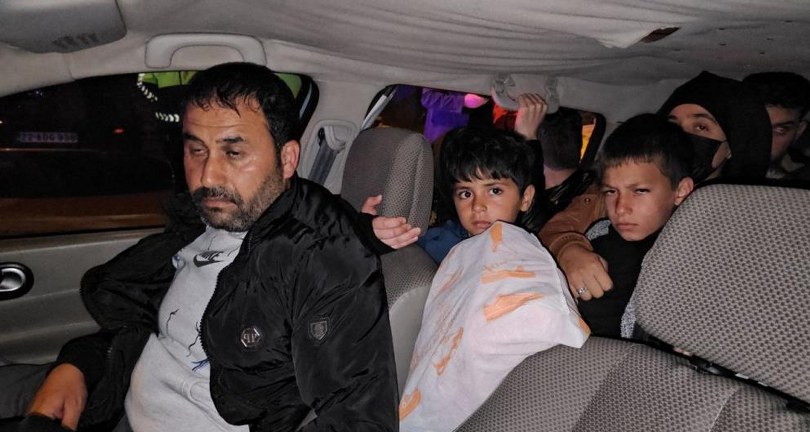 “Dur” ihtarına uymayan otomobilin içinden 17 kişi çıktı