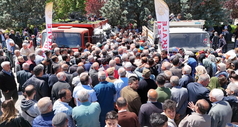 Ücretsiz olduğunu duyan koştu, dağıtım sırasında izdiham yaşandı