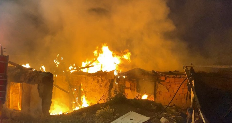 Yangın geceyi gündüze çevirdi