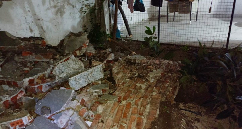 Fatih’te binaların arasında kalan tarihi yapının istinat duvarı çöktü