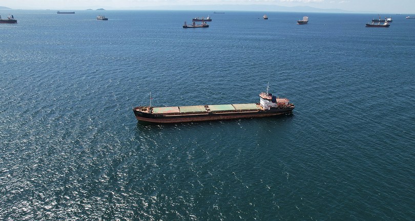 Bakırköy açıklarında karaya oturan gemi havadan görüntülendi