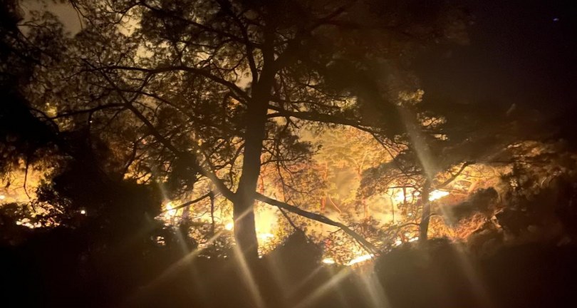 Alevler geceyi aydınlattı