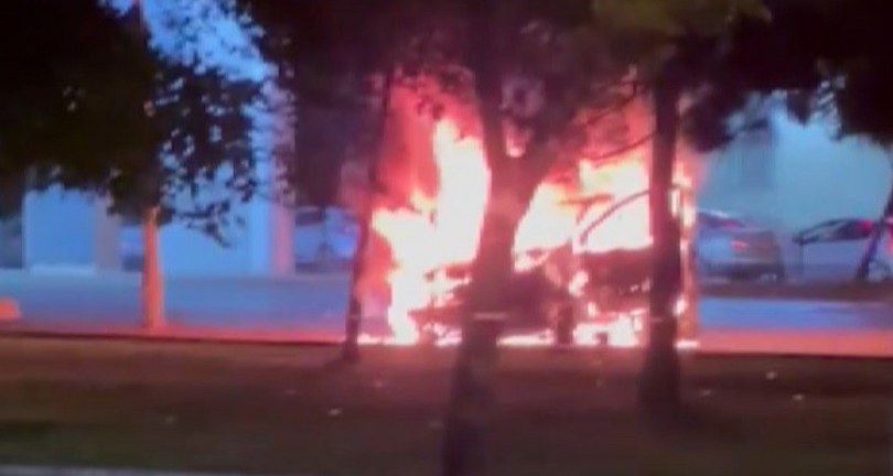 Elektrik direğine çarpan otomobil alev topuna döndü