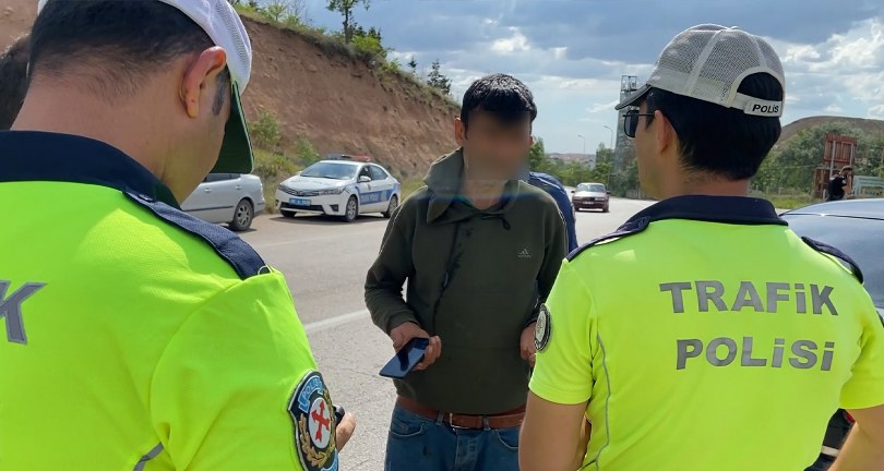 Üçüncü kez alkollü, ikinci kez ehliyetsiz yakalandı