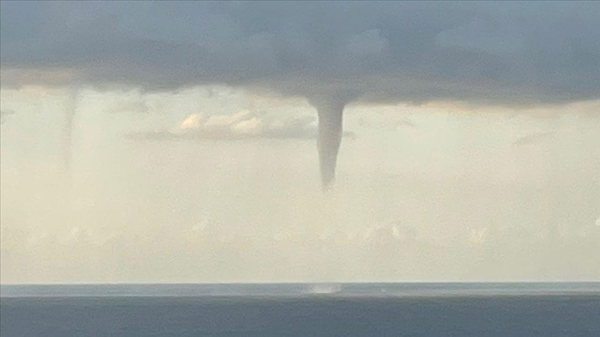 Denizde çıkan hortum cep telefonuyla görüntülendi