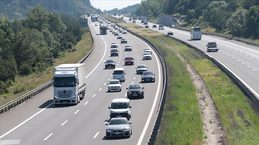 Anadolu Otoyolu’nun Bolu ve Düzce kesiminde tatil dönüşü hareketliliği sürüyor
