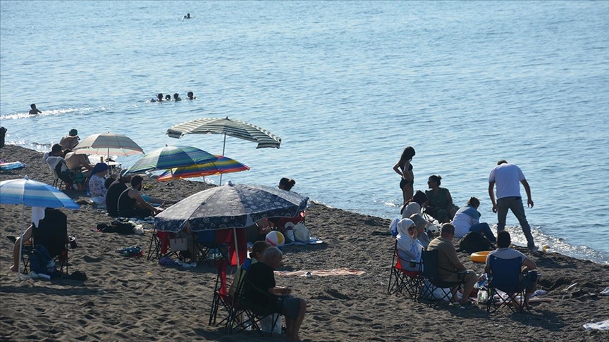 Düzce’de sıcak havadan bunalanlar denize girerek serinledi