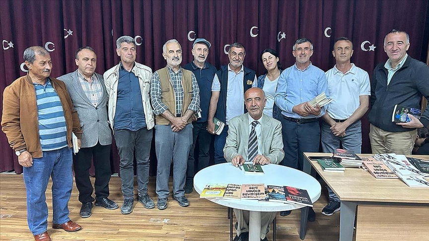 Emekli öğretmen 34 yıl sonra ilk görev yeri Çukurca’da öğrencileriyle buluştu