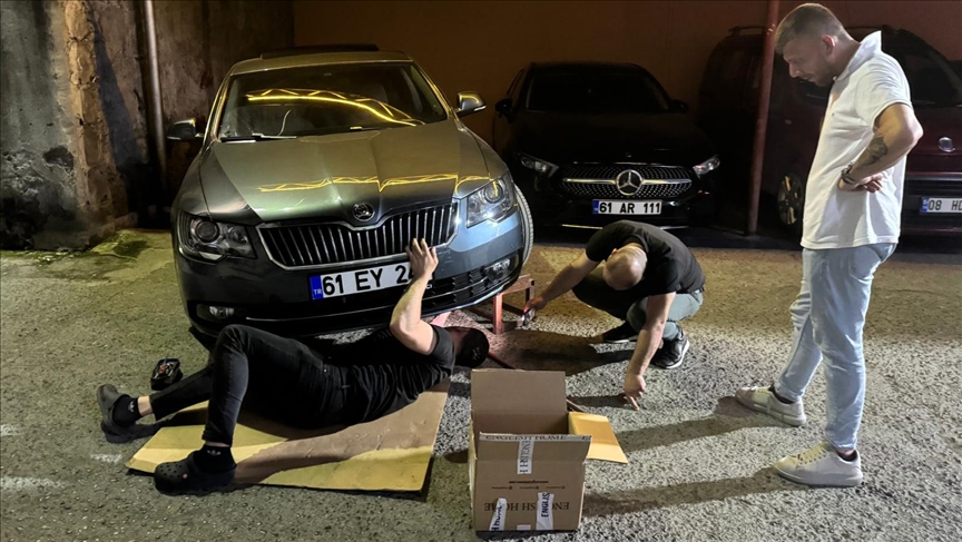 Otomobilin motor kısmında dünyaya gelen kediler 12 saatlik çalışmayla kurtarıldı