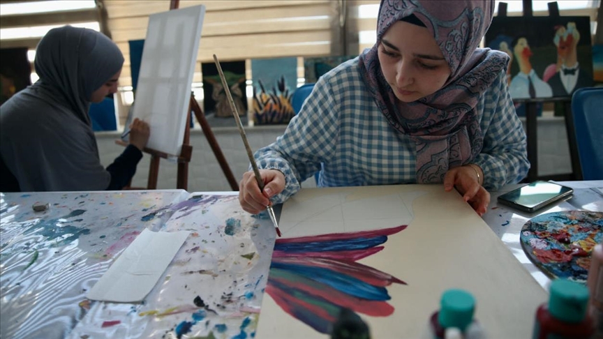 Yurt çatısı altında açılan kurslara katılan üniversiteliler yeni uğraşlar ediniyor.