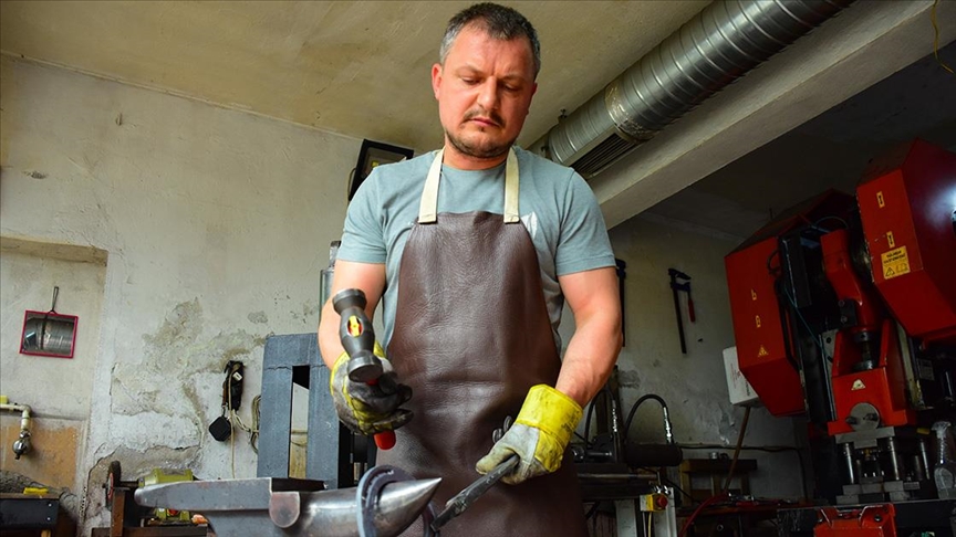 “Diplomalı nalbant” kendi geliştirdiği sistemle 45 saniyede bir nal üretiyor