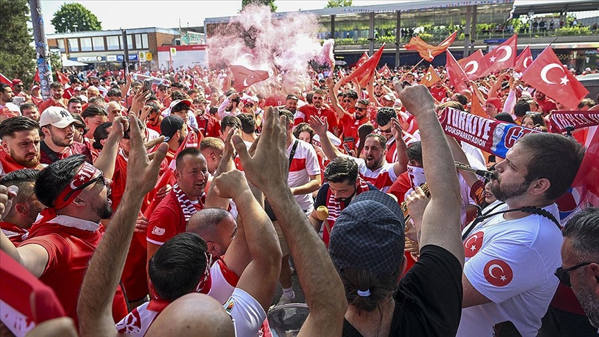 Binlerce Türk taraftar Çekya maçı öncesinde taraftar yürüyüşü gerçekleştirdi
