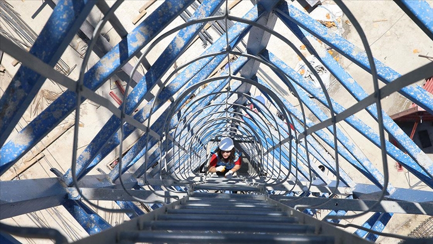 “Bu, erkek işi, sen yapamazsın” diyenlere inat kule vinç operatörü oldu