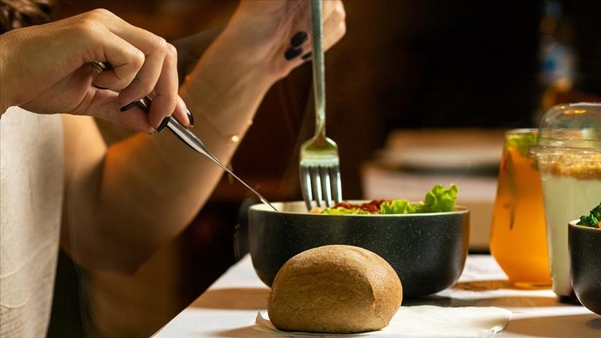 Tatil dönüşü “mucize detokslar” değil dengeli beslenme tercih edilmeli