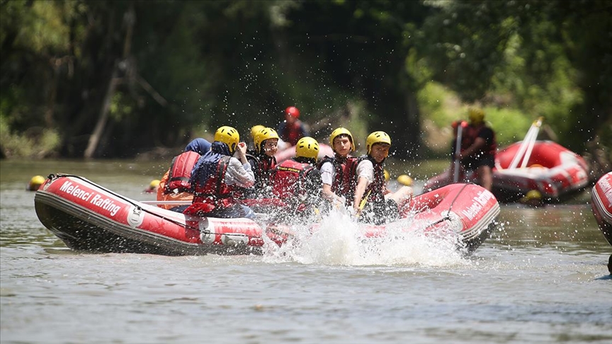 Düzce’de sıcak hava nedeniyle rafting parkurlarına talep arttı