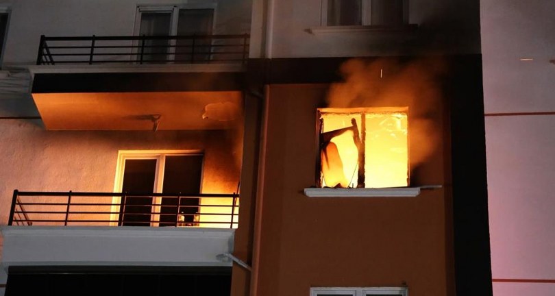 Eşiyle tartışan öfkeli koca evini ateşe verdi