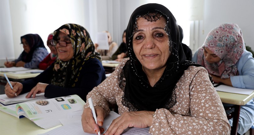 Yaşlı teyzelerin okuma yazma azmi