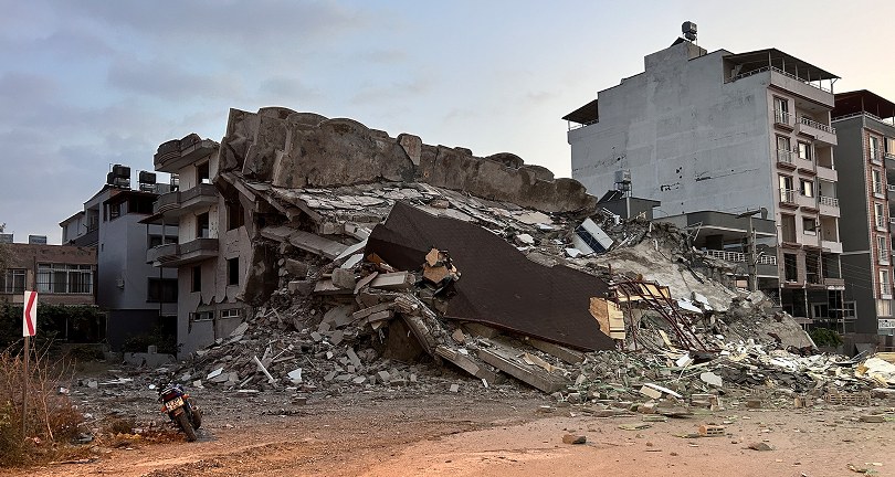 Korna sesiyle yıkılan 7 katlı bina, vatandaşlara deprem etkisi yaşattı