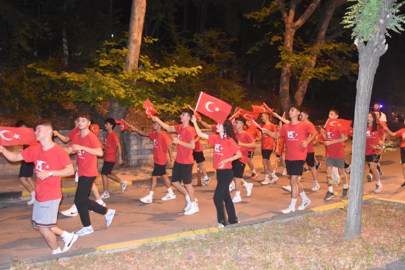 “Demokrasi bilinci, elden ele taşınan bir bayrak yarışıdır”