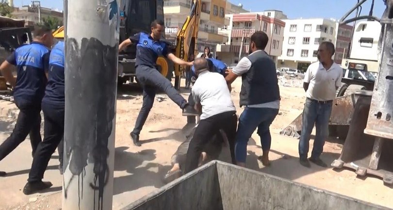 Zabıta ile esnafın kavgasında ortalık savaş alanına döndü