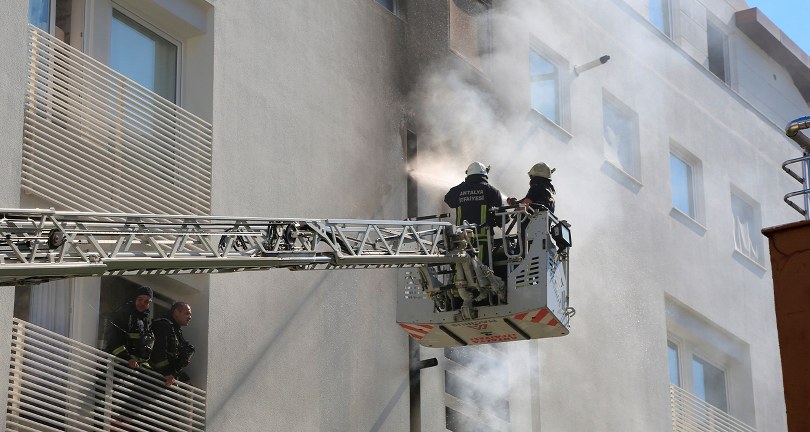 Klima motoru büyük bir gürültü ile patladı, apartman sakinleri panik yaşadı
