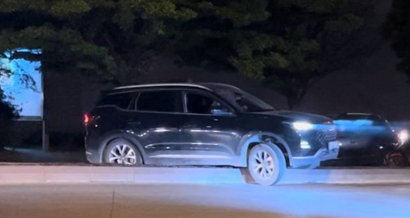 Refüjün üzerinden karşıya geçmeye çalıştı aracı asılı kaldı