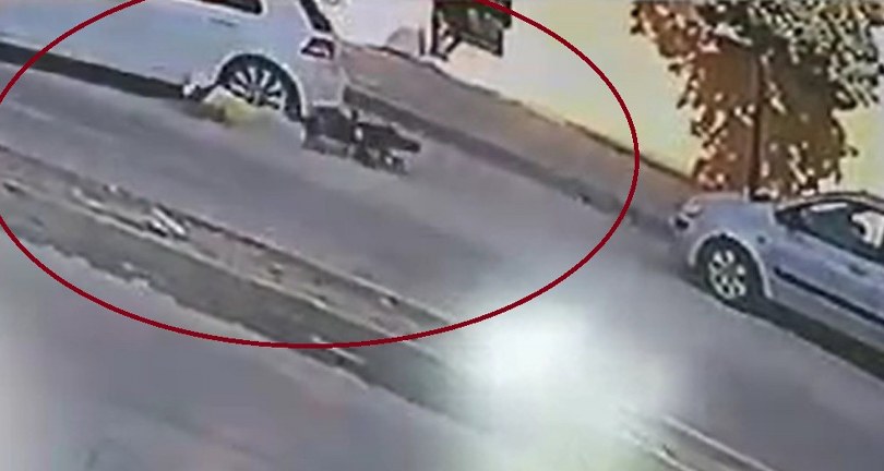 Motosiklet sürücüsünün ölümle burun buruna geldiği anlar kamerada