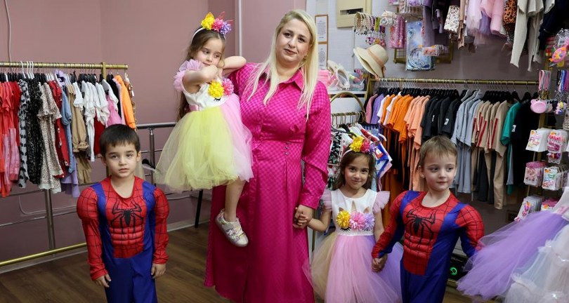 Dördüzlerine kıyafet yetiştiremeyince patron oldu