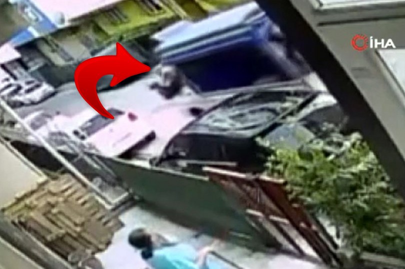 El frenini çekmeyi unuttu, patates yüklü kamyoneti camdan içeri atlayarak durdurdu