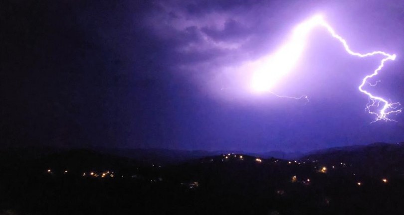 Zonguldak’ta şimşekler geceyi aydınlattı