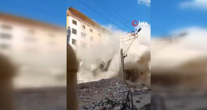 İş makinesinin tek darbesi, ağır hasarlı binayı yerle bir etti