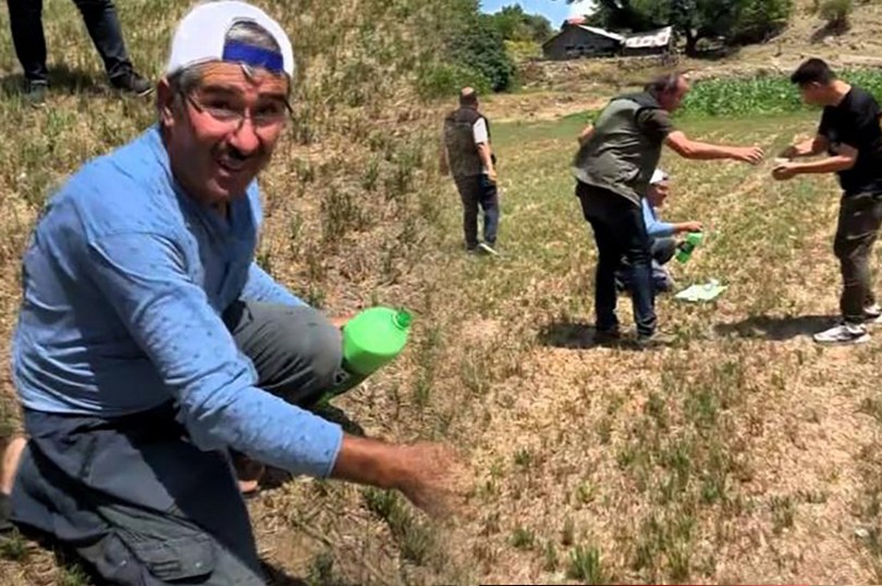 Zorunlu iniş yapan helikopterdeki yangın söndürme ekibini ayranla serinleten köylü kalpleri ısıttı