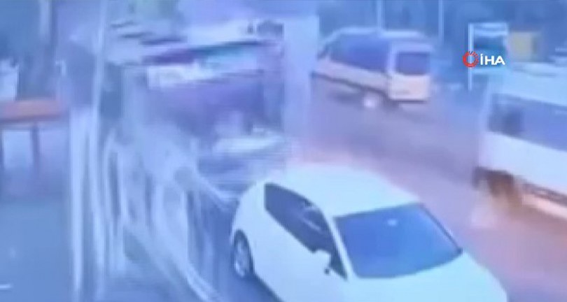 İETT otobüsü, park halindeki araçlara böyle çarptı, ortalık savaş alanına döndü