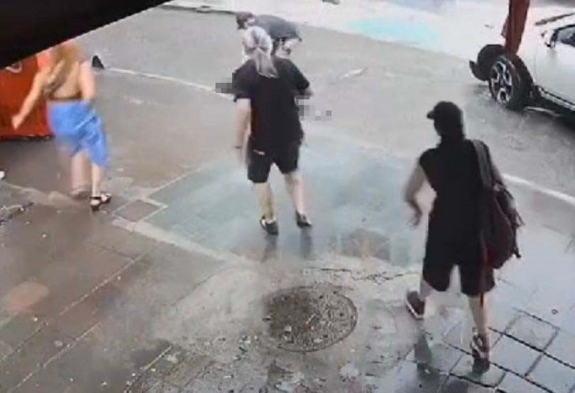 Dakikalarca yağmur altında kaldılar, elektrik akımına kapılan 2 kişiden acı haber