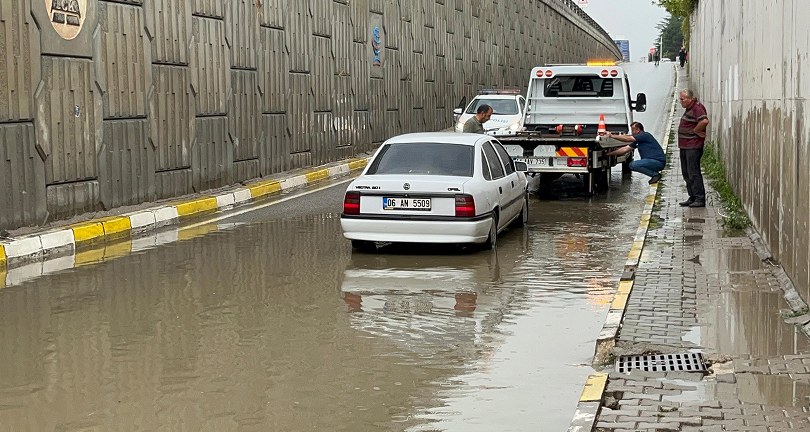 Bolu’da altgeçitler göle döndü: Suyun içinde dakikalarca plakasını aradı