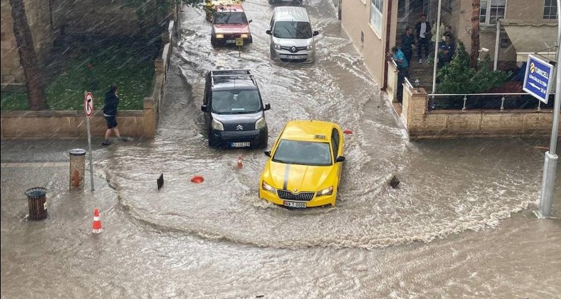 Bayburt’ta etkili olan sağanak nedeniyle cadde ve sokakları su bastı