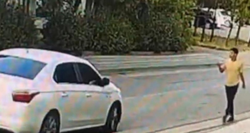 Göz göre göre otomobili çaldılar.. Araç sahibi de yakalamak için böyle koştu