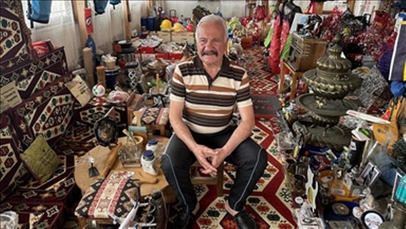 Emekli bankacının eşya toplama hobisi evinde adım atacak yer bırakmadı