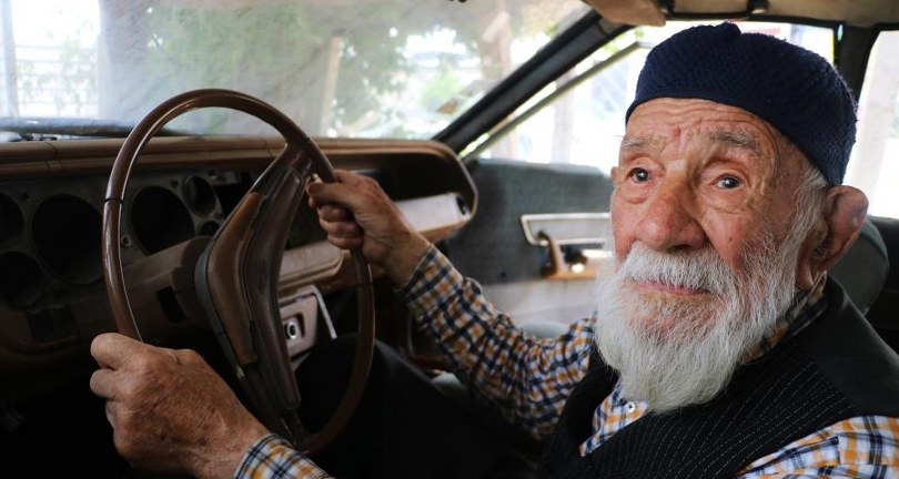 98’lik delikanlı 48 yaşındaki otomobilini 15 yıldır garajında saklıyor