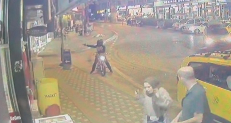 Sakar silahlı saldırgan kamerada… Düşe kalka hedef aldı iş yerine arka arkaya ateş açtı