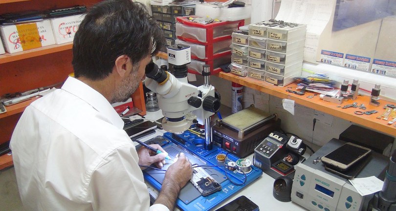 Tamir edilen telefonun patlama anı kameraya yansıdı