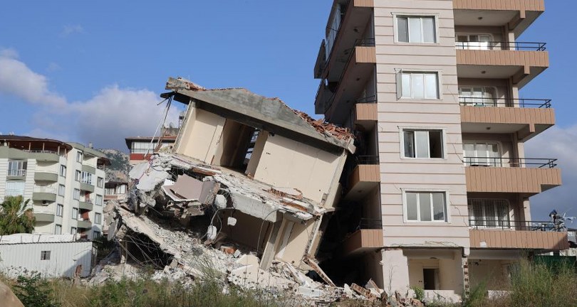 Yıkımı gerçekleştirilen 6 katlı bina yandaki az hasarlı binanın üzerine devrildi