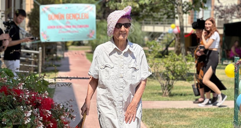 Huzurevindeki yaşlılar ‘Cumhuriyet Dönemi Şapkaları Defilesi’nde boy gösterdi