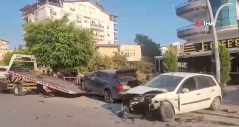 Antalya’da aracın motorunu yerinden fırlatan kaza