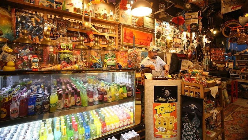 Biriktirdiği 50 binden fazla antika eşyayı açtığı 7 çay evinde sergiliyor