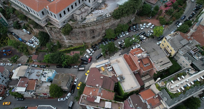 İSPARK’ın otopark olarak kullandığı 1800 yıllık tarihi hipodrom duvarı havadan görüntülendi