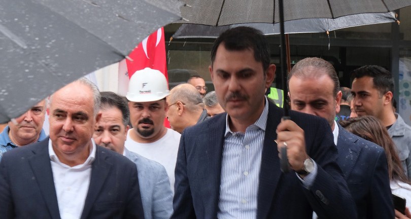 Bakan Kurum, TOKİ konutlarına yerleşen depremzedeleri ziyaret etti