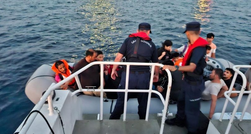 Ayvalık Açıklarında 11’i Çocuk 30 Düzensiz Göçmen Yakalandı